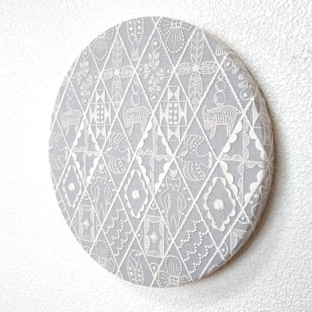 ファブリックパネル　ミナペルホネン　シンフォニー　丸型　刺繍　プレゼント　北欧