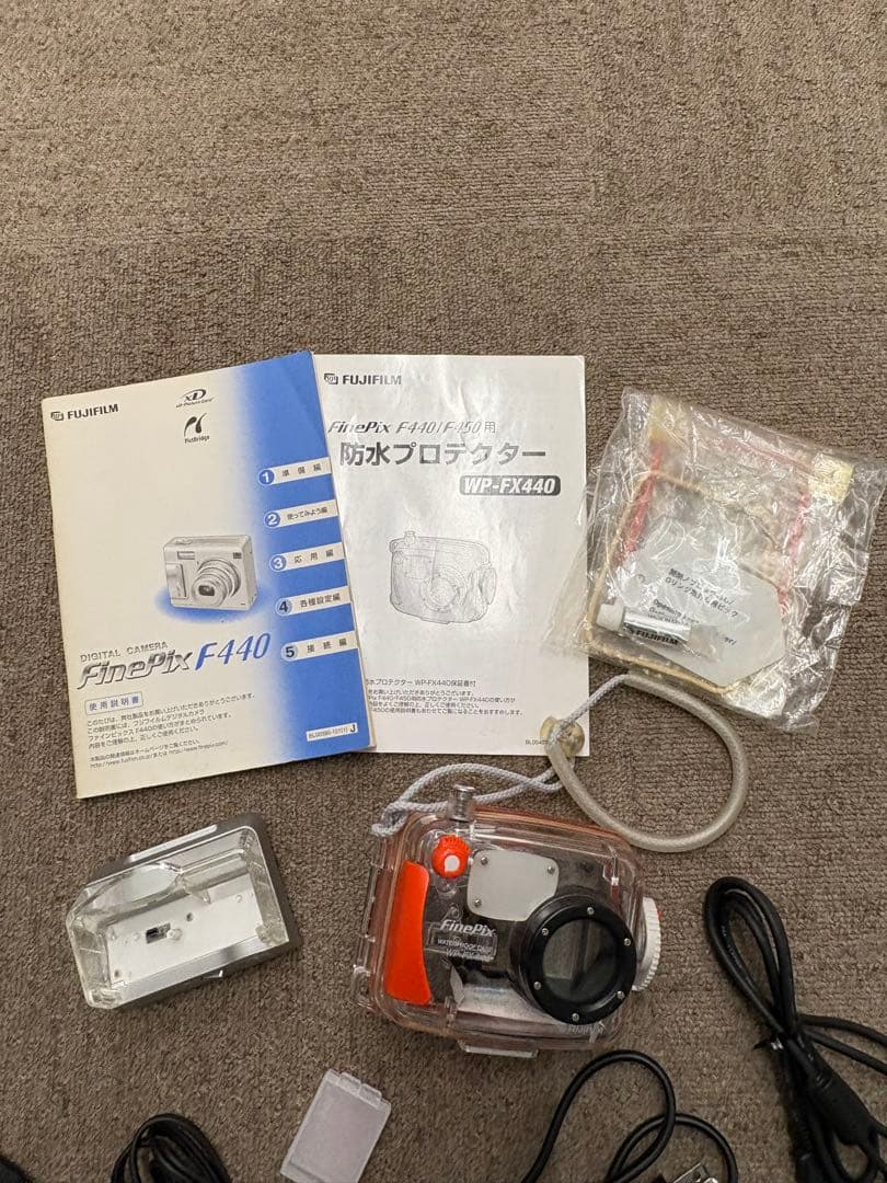 美品 FUJIFILM FinePix F440 ホワイト 付属品多数 純正品