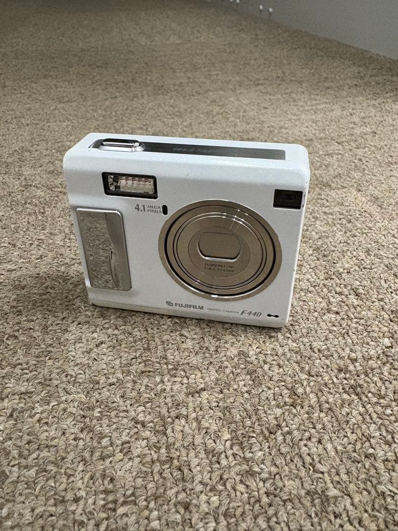 美品 FUJIFILM FinePix F440 ホワイト 付属品多数 純正品