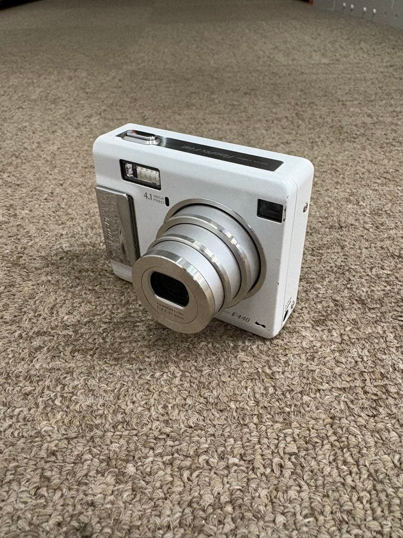 美品 FUJIFILM FinePix F440 ホワイト 付属品多数 純正品