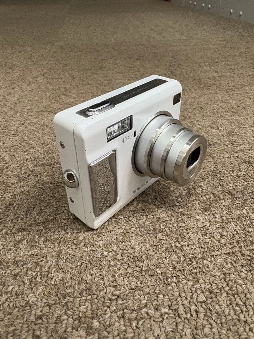 美品 FUJIFILM FinePix F440 ホワイト 付属品多数 純正品