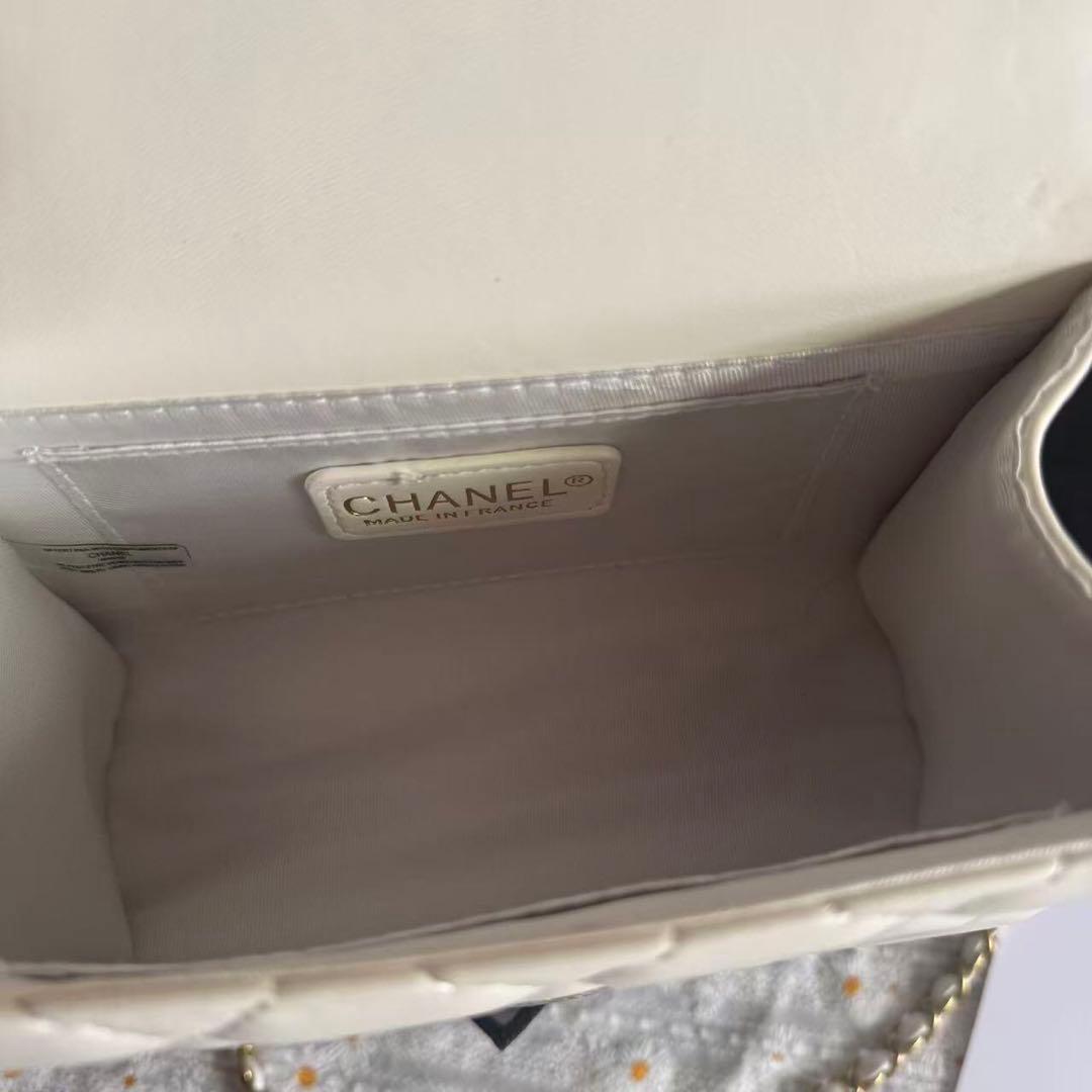 CHANEL ノベルティ　ホワイト キルティング バッグ