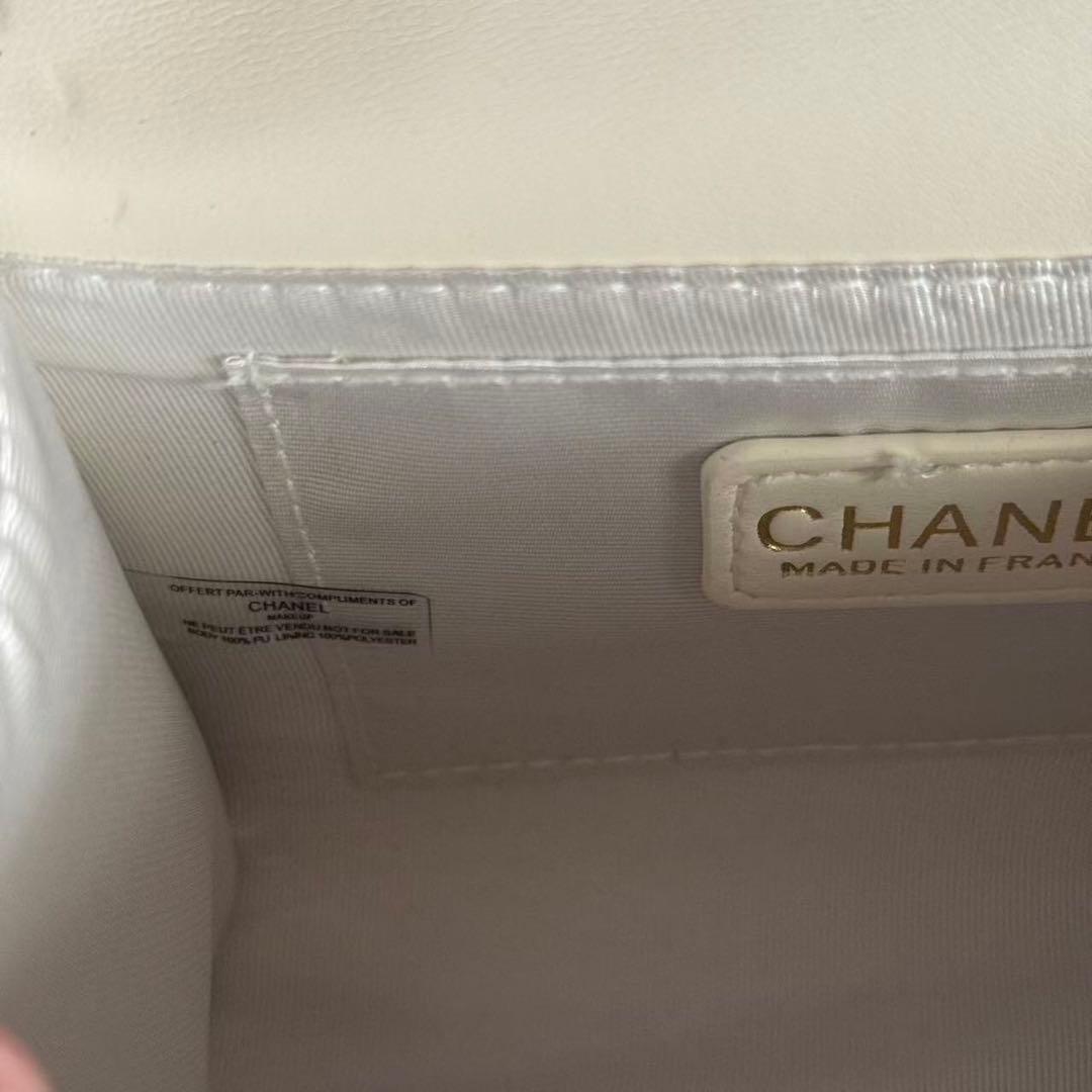 CHANEL ノベルティ　ホワイト キルティング バッグ
