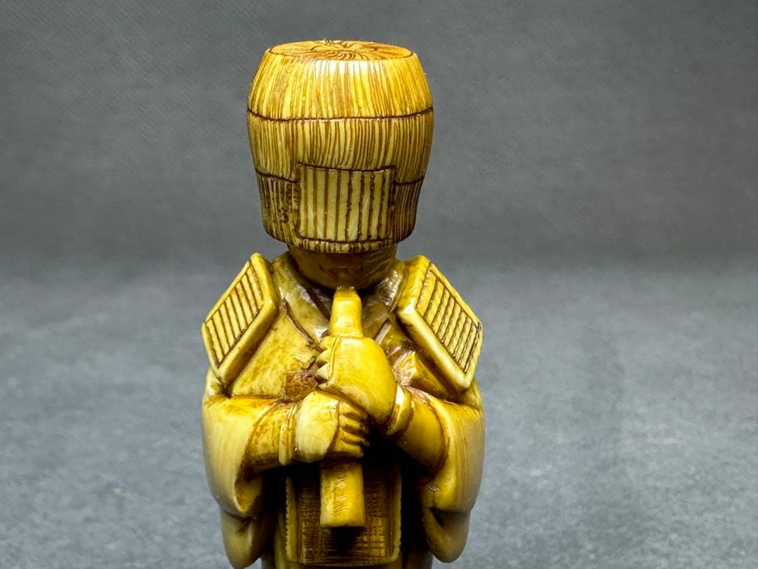 古根付　笛を吹く僧侶　置物　細密細工　骨董　アンティーク　彫刻 工芸品　在銘