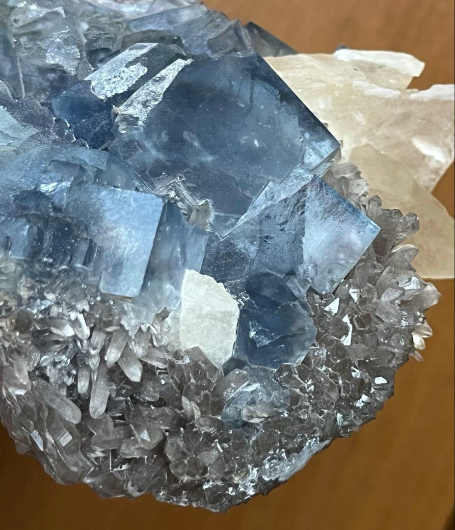 フローライトカルサイトスモーキークラスター共存　一部虹あり