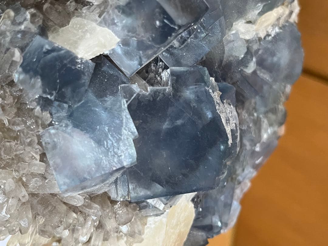 フローライトカルサイトスモーキークラスター共存　一部虹あり