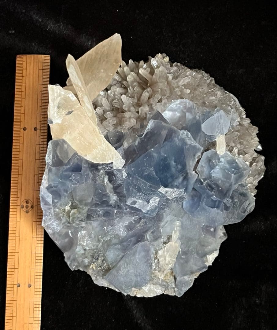 フローライトカルサイトスモーキークラスター共存　一部虹あり