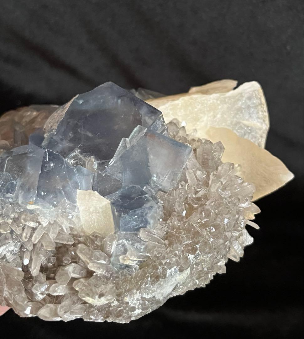 フローライトカルサイトスモーキークラスター共存　一部虹あり