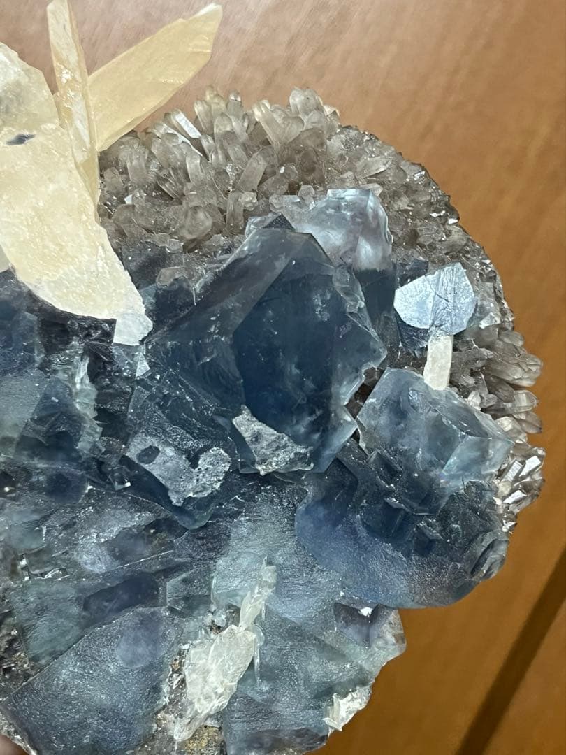 フローライトカルサイトスモーキークラスター共存　一部虹あり