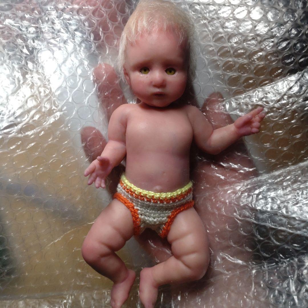 金髪のリアルな人形 18cm ハンドメイド　一点もの リボーンドール