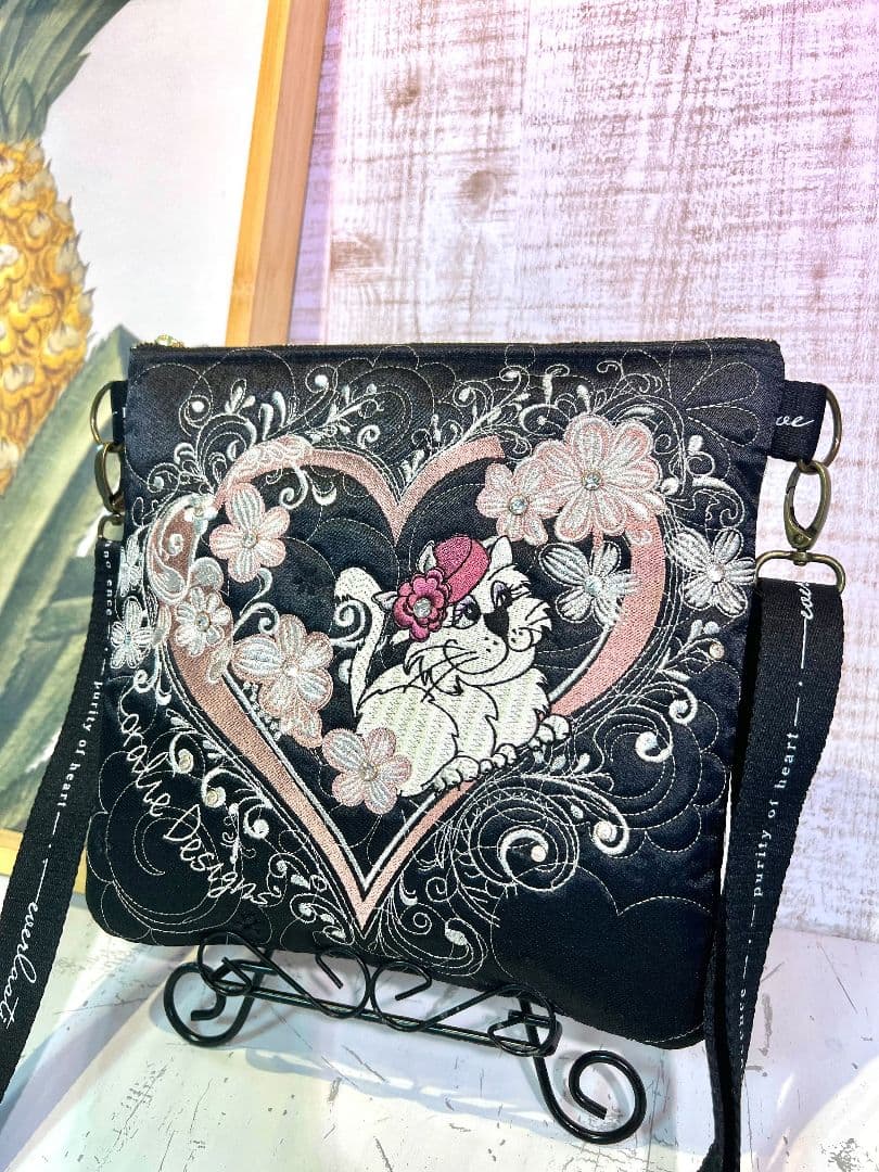 ロラライハリス♡ブラックサテンレース♡一面ライン刺繍のサコッシュ♡ストーン付き