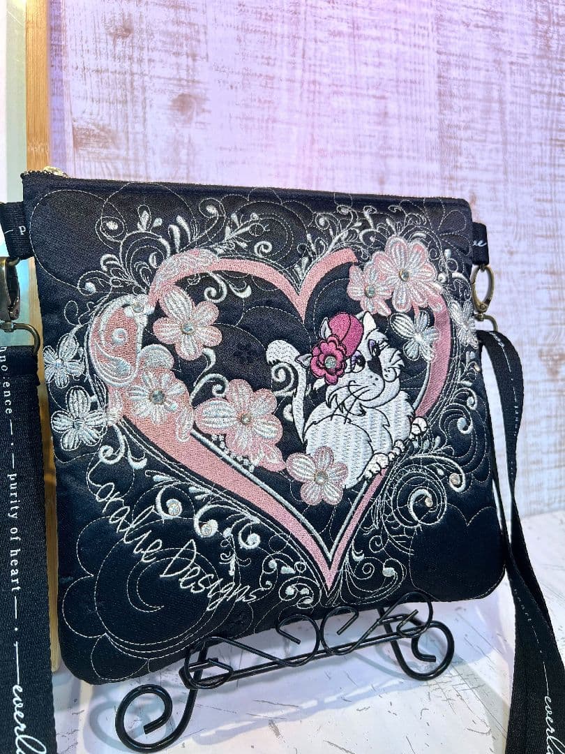 ロラライハリス♡ブラックサテンレース♡一面ライン刺繍のサコッシュ♡ストーン付き