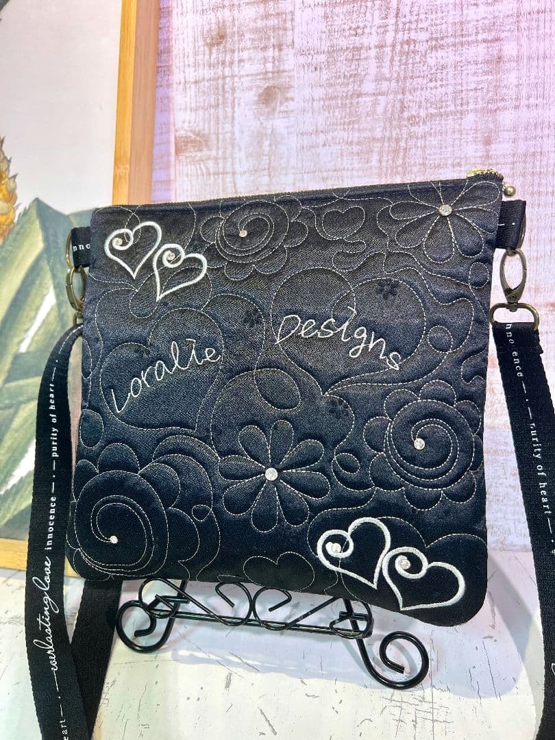 ロラライハリス♡ブラックサテンレース♡一面ライン刺繍のサコッシュ♡ストーン付き