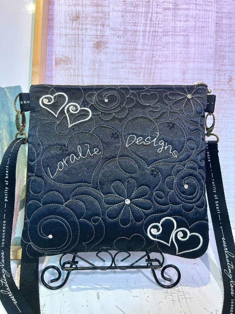 ロラライハリス♡ブラックサテンレース♡一面ライン刺繍のサコッシュ♡ストーン付き