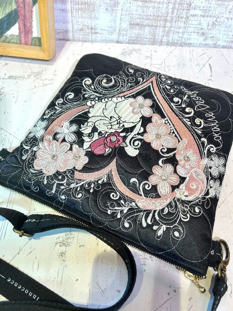 ロラライハリス♡ブラックサテンレース♡一面ライン刺繍のサコッシュ♡ストーン付き