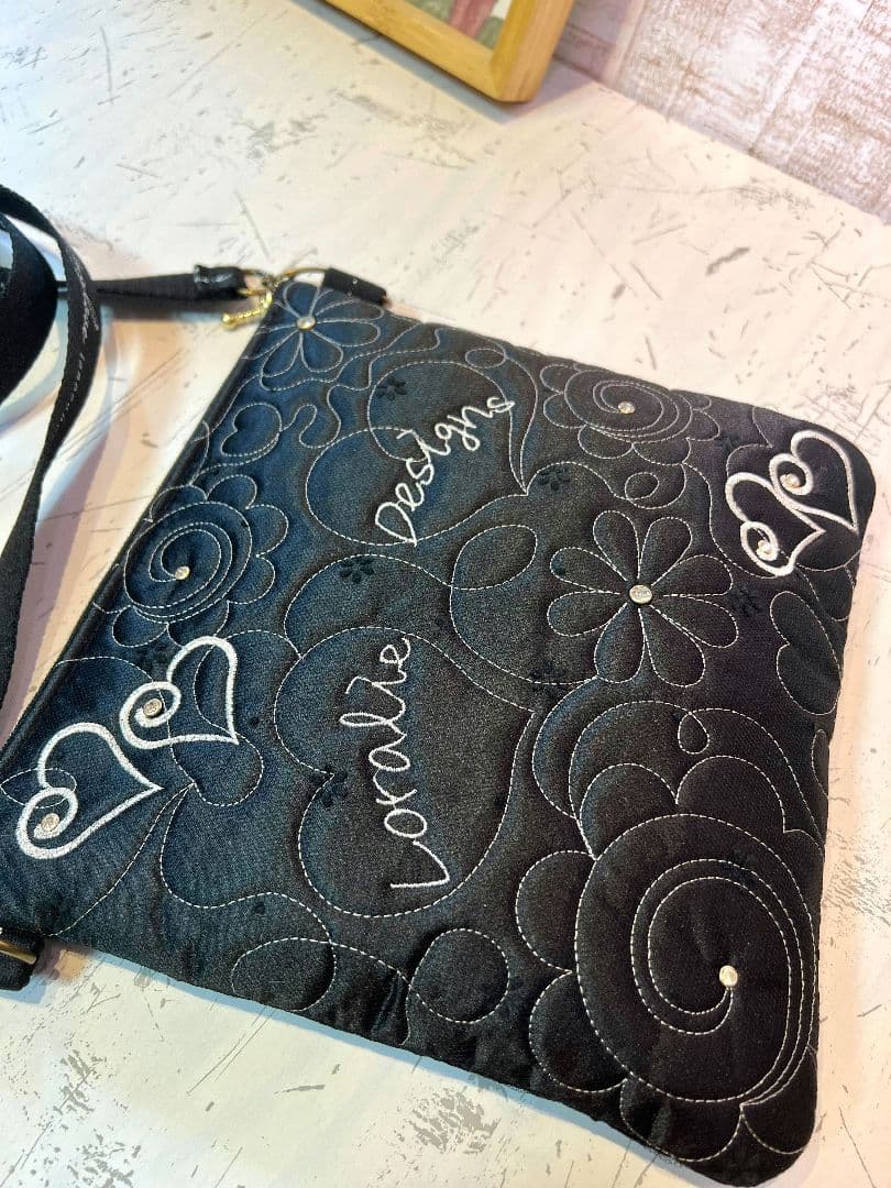 ロラライハリス♡ブラックサテンレース♡一面ライン刺繍のサコッシュ♡ストーン付き