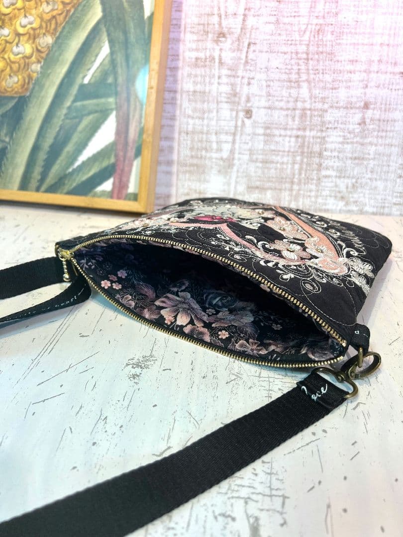 ロラライハリス♡ブラックサテンレース♡一面ライン刺繍のサコッシュ♡ストーン付き