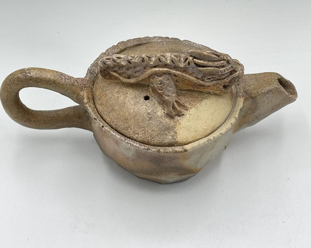 備前焼　ドラゴン彫刻の陶器ポット　後ろ手急須　(KQ-005)