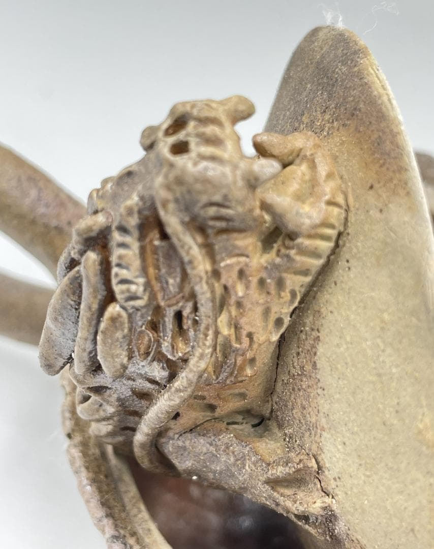 備前焼　ドラゴン彫刻の陶器ポット　後ろ手急須　(KQ-005)