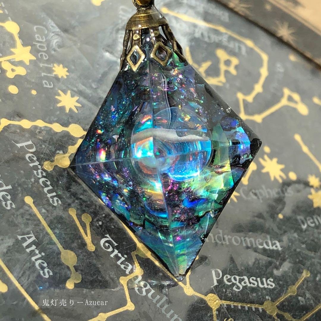 月の涙を集めて。宇宙レジン　蓄光ネックレス