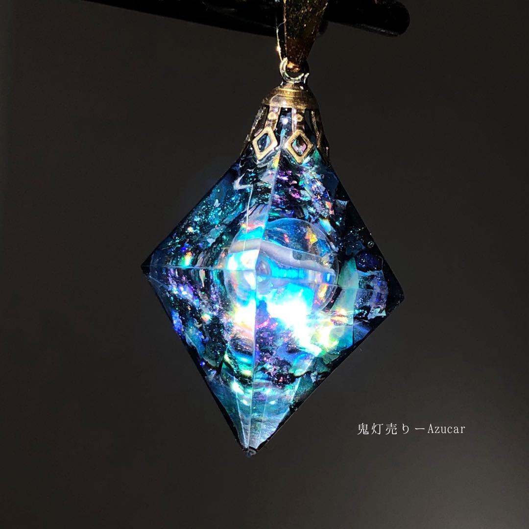 月の涙を集めて。宇宙レジン　蓄光ネックレス