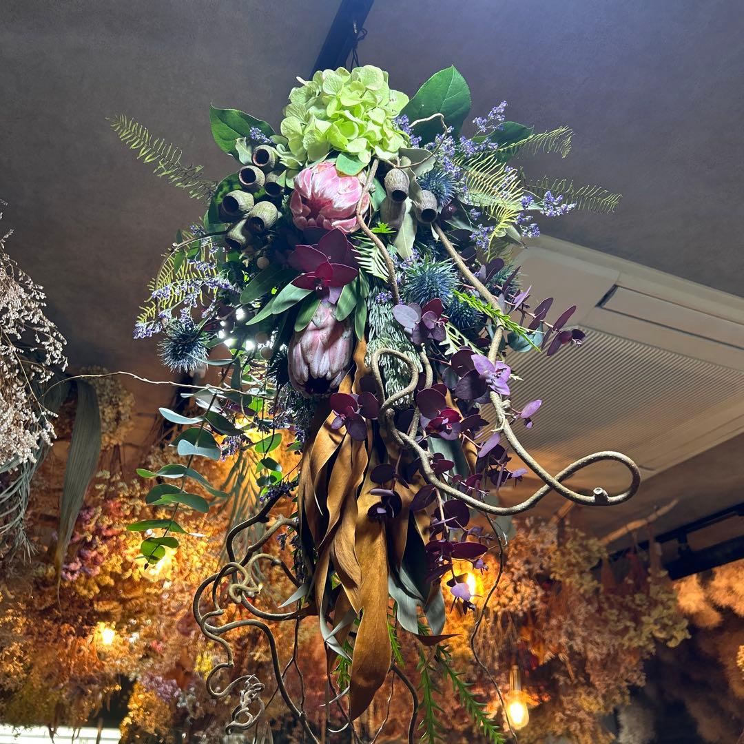 プロテアとパープルユーカリの吊り下げスワッグ