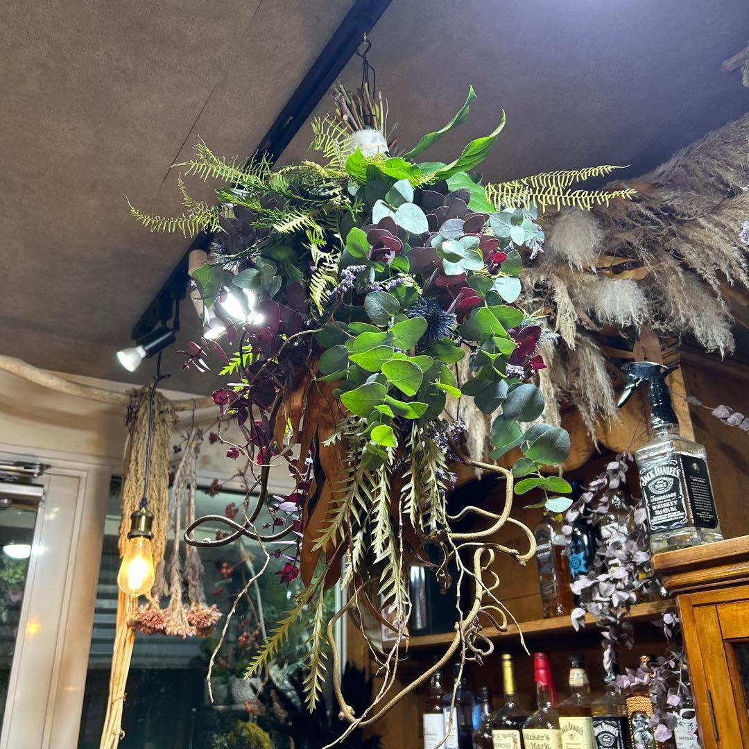 プロテアとパープルユーカリの吊り下げスワッグ