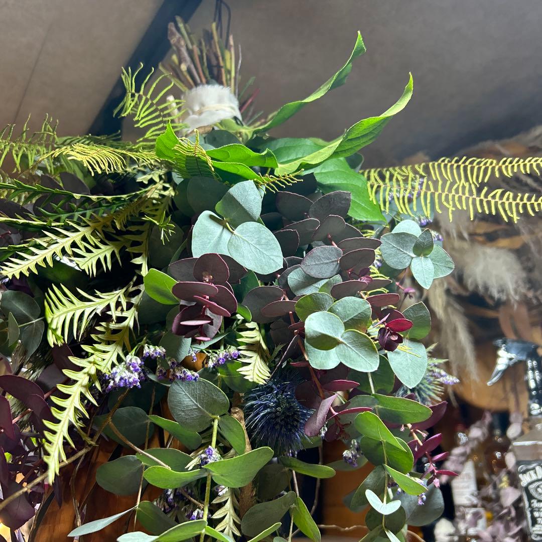 プロテアとパープルユーカリの吊り下げスワッグ