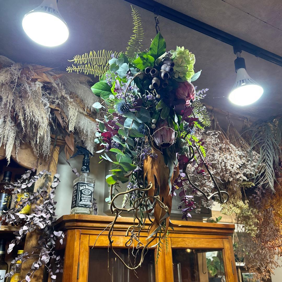 プロテアとパープルユーカリの吊り下げスワッグ