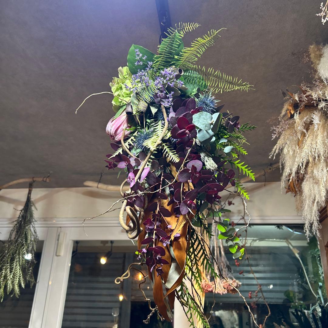 プロテアとパープルユーカリの吊り下げスワッグ