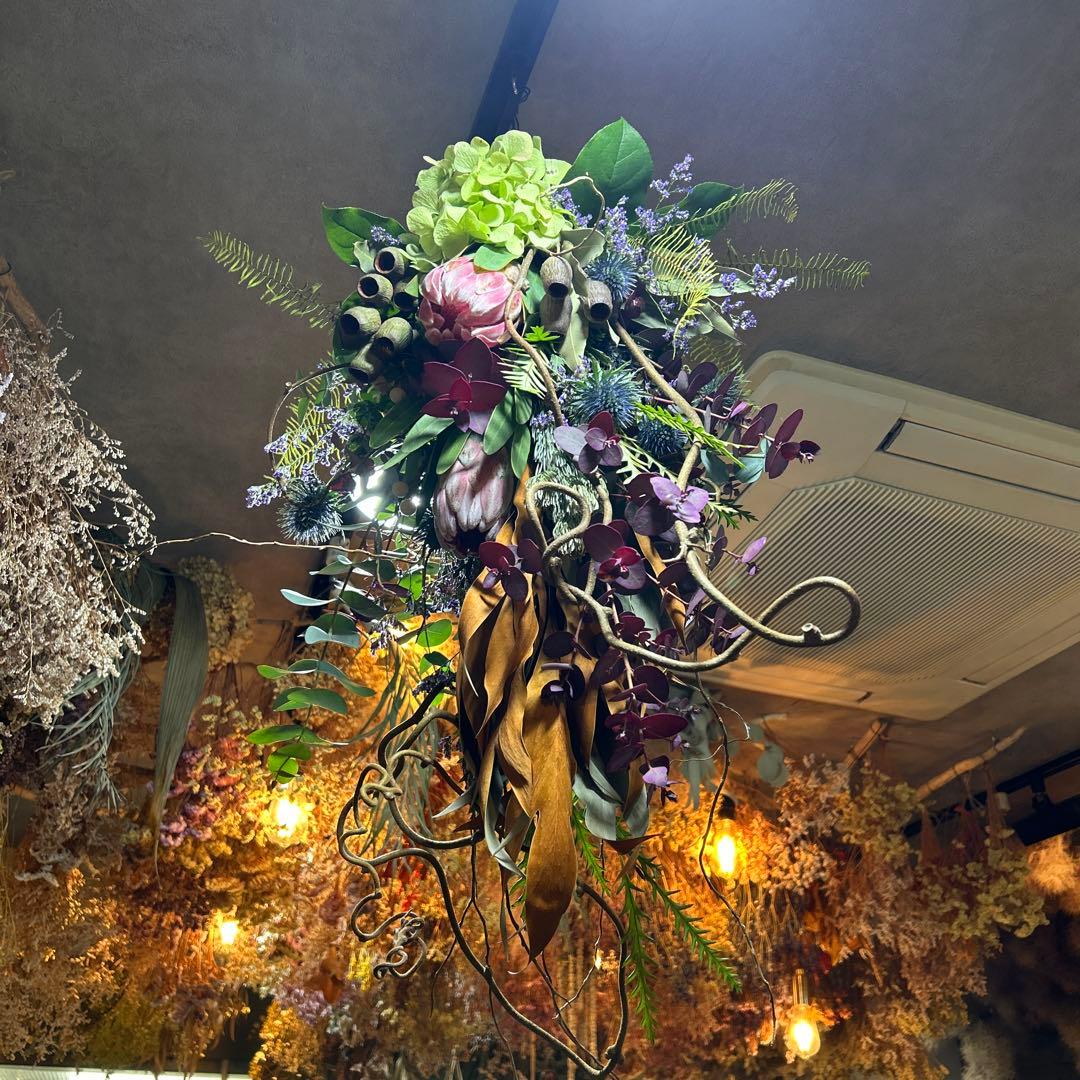 プロテアとパープルユーカリの吊り下げスワッグ