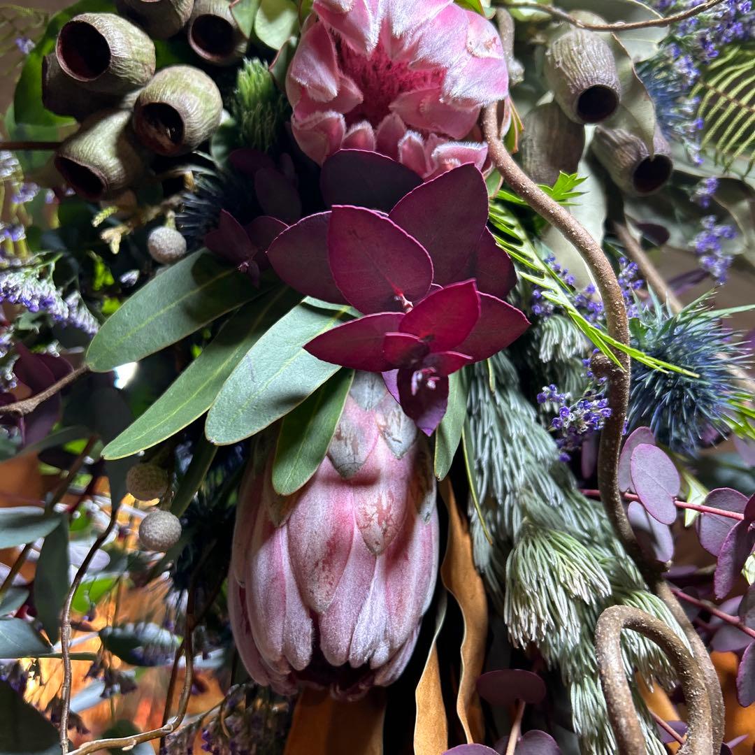 プロテアとパープルユーカリの吊り下げスワッグ