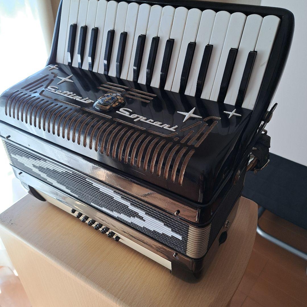 Settimo Soprani アコーディオン 黒と白