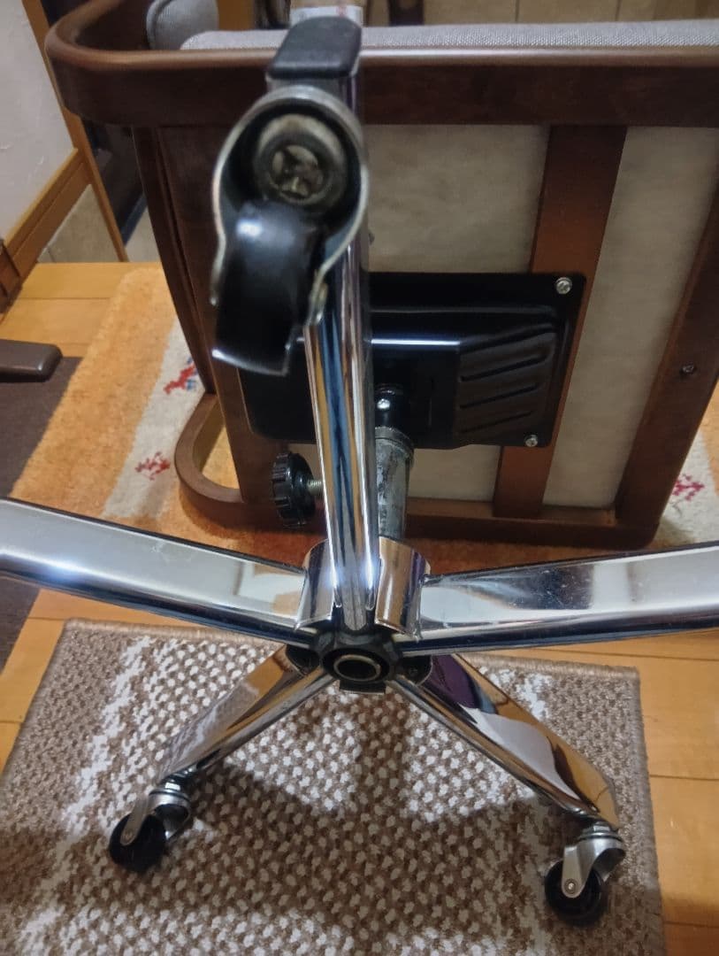 週末限定お値下げ 希少!! カリモク 回転式デスクチェア