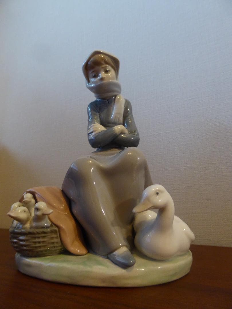 リアドロ　磁器製少女と動物フィギュア