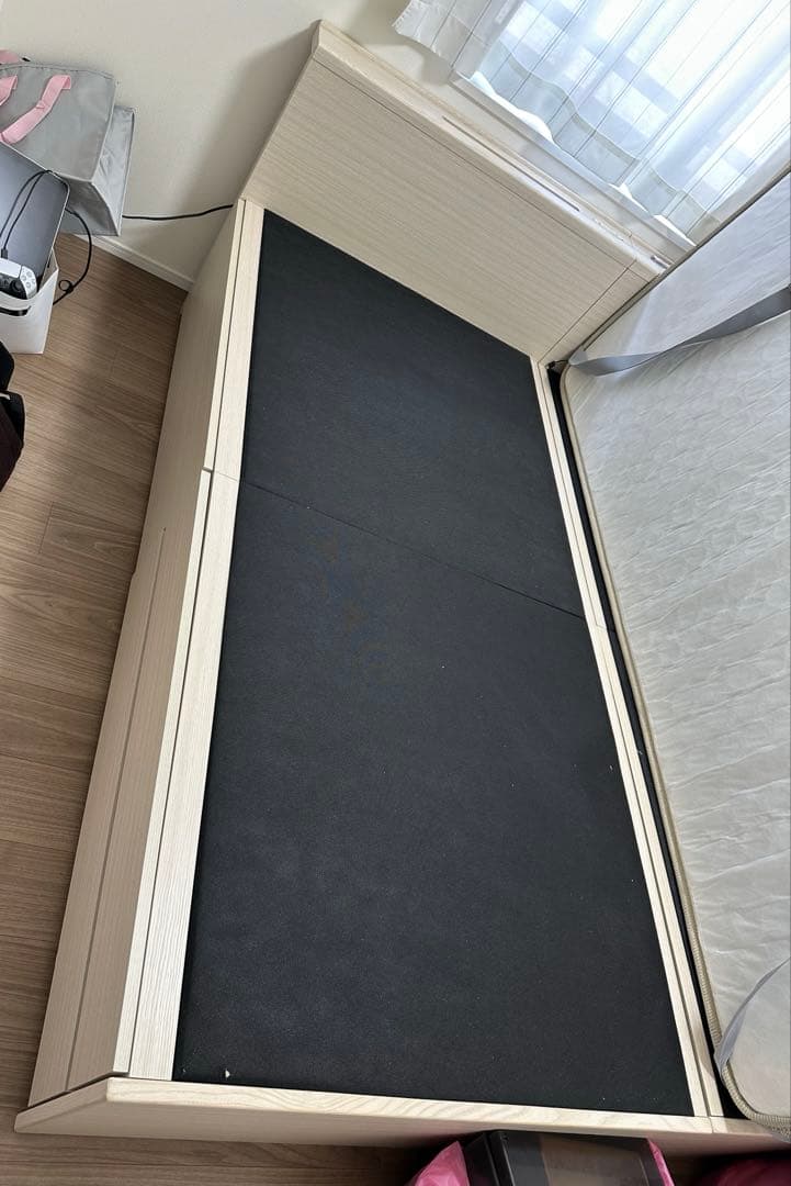 ベッドフレーム　シングルチェスト①