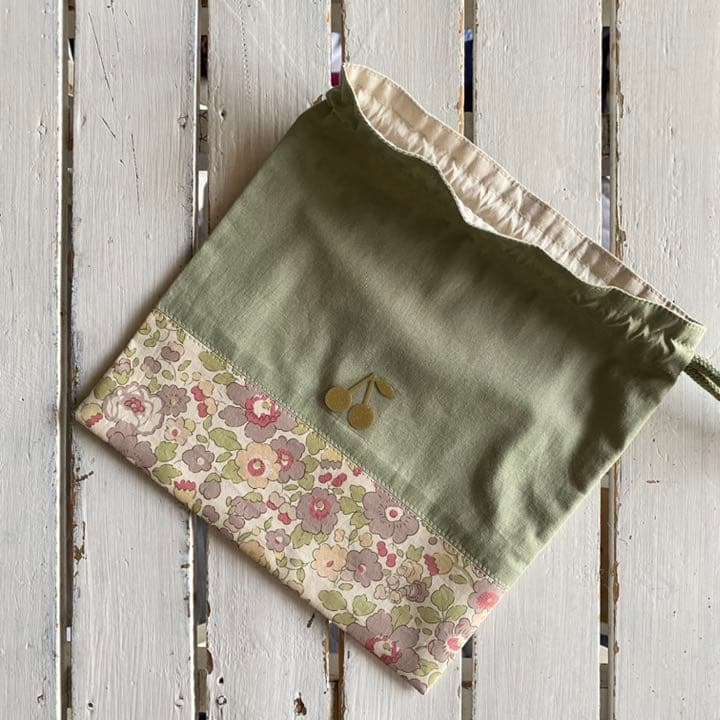 現品 即発送可能☆リバティプリント使用 さくらんぼワッペン巾着袋、コップ袋