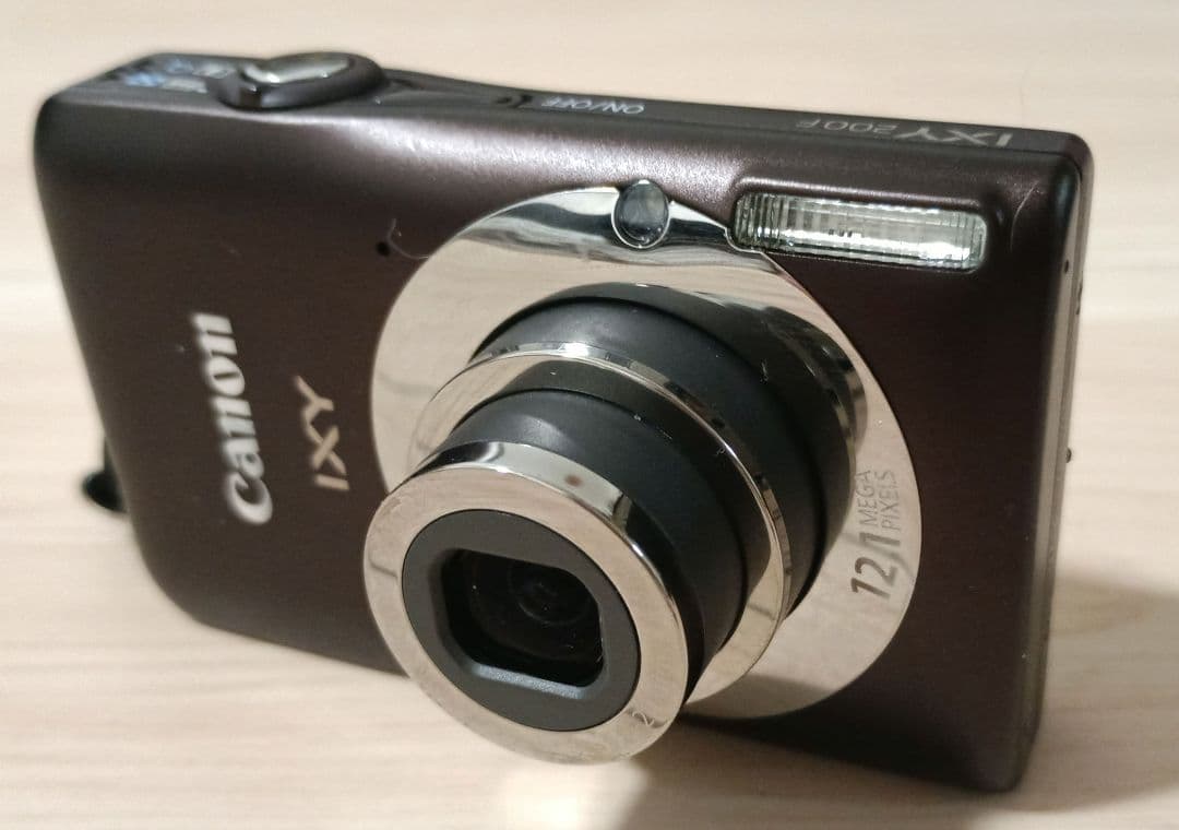 Canon　デジタルカメラ「IXY 200F」ブラウン（BW）