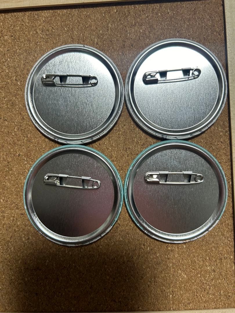 進撃の巨人　ホワイトコーデ　缶バッジ　リヴァイ　8点セット　陽菜