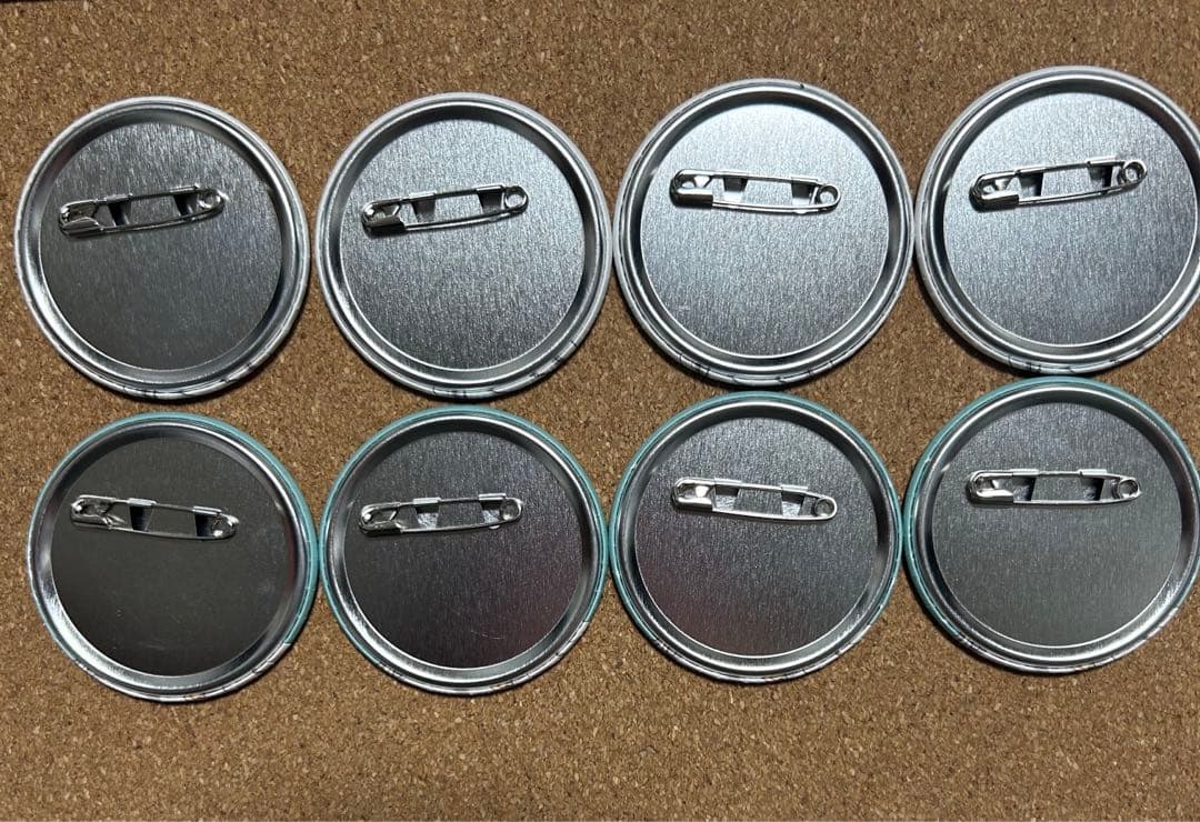 進撃の巨人　ホワイトコーデ　缶バッジ　リヴァイ　8点セット　陽菜