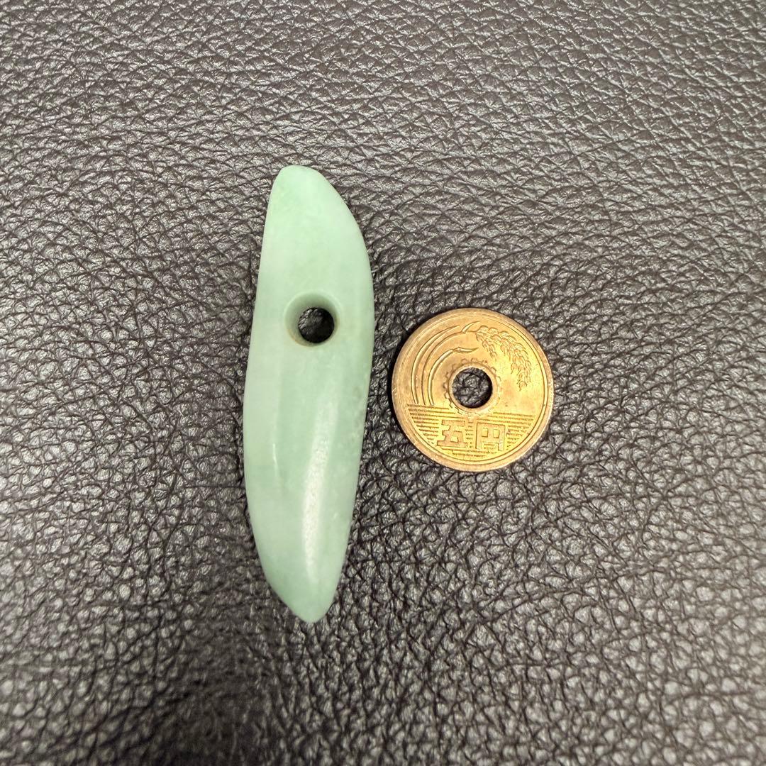 縄文、弥生、硬玉大珠、出土品 、透明度ある宝石質ろうかんヒスイ硬玉翡翠 大珠 H