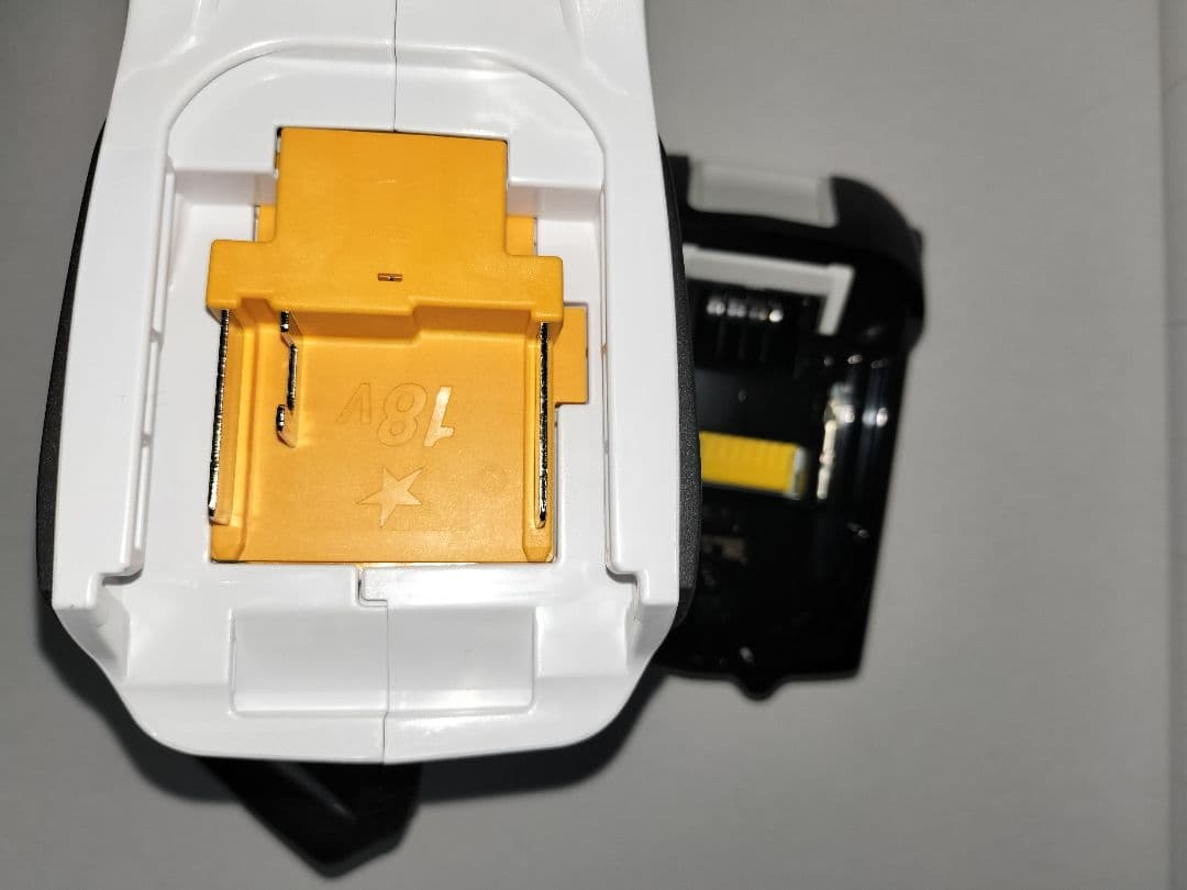 マキタ　掃除機　cl180fdshw　バッテリー充電器付き18v1.5ah