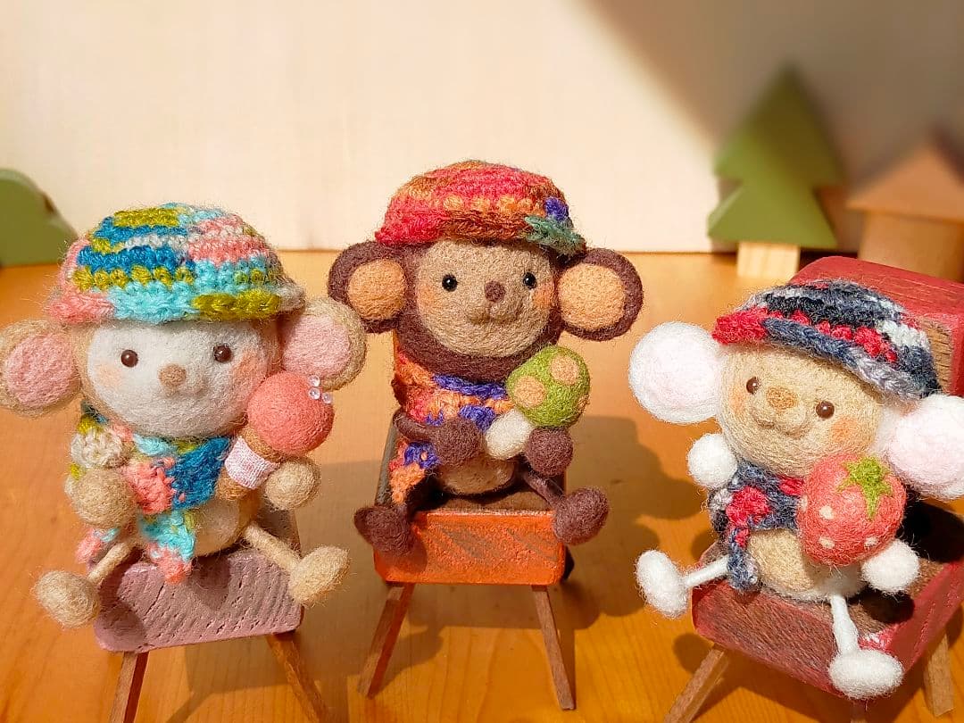 ✿羊毛フェルト✿ちっこいイスとおさるさん✿いちご✿赤✿