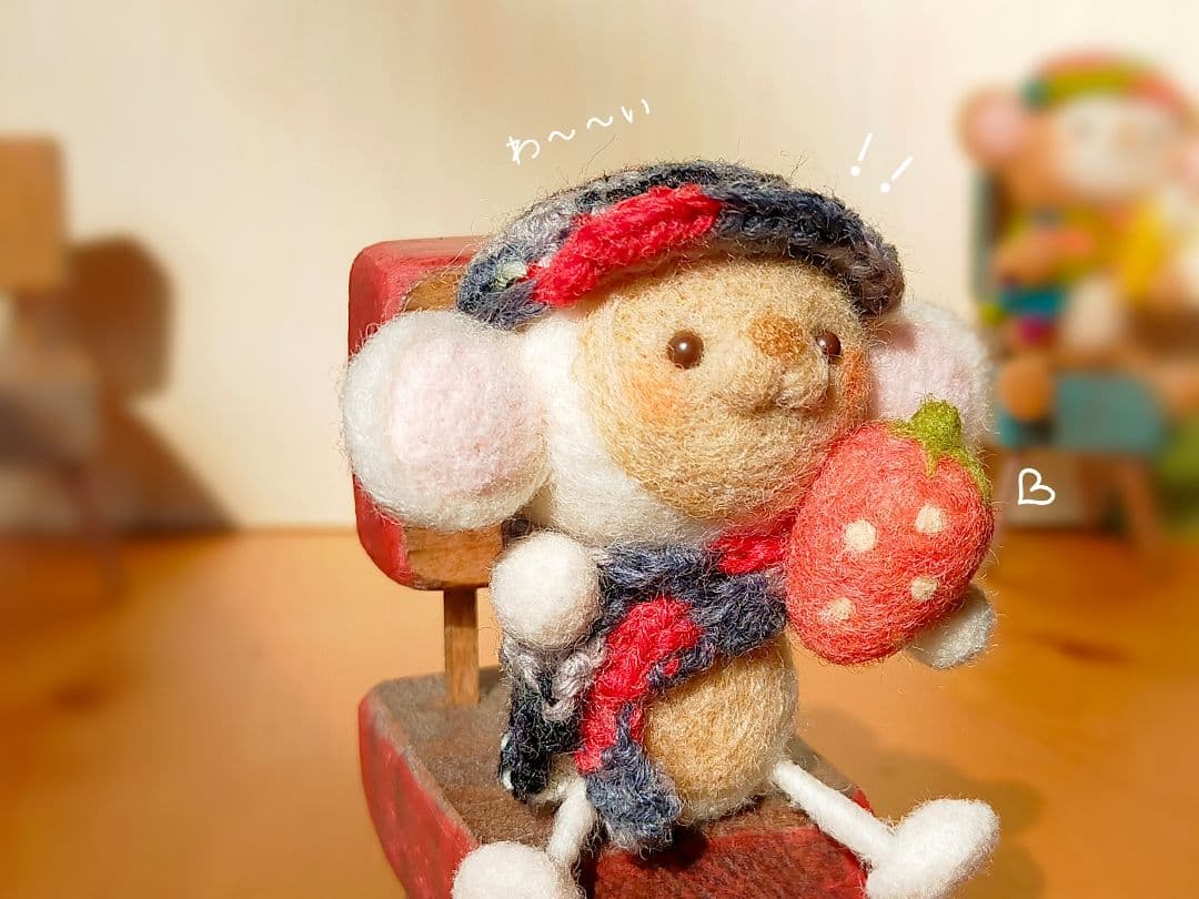 ✿羊毛フェルト✿ちっこいイスとおさるさん✿いちご✿赤✿