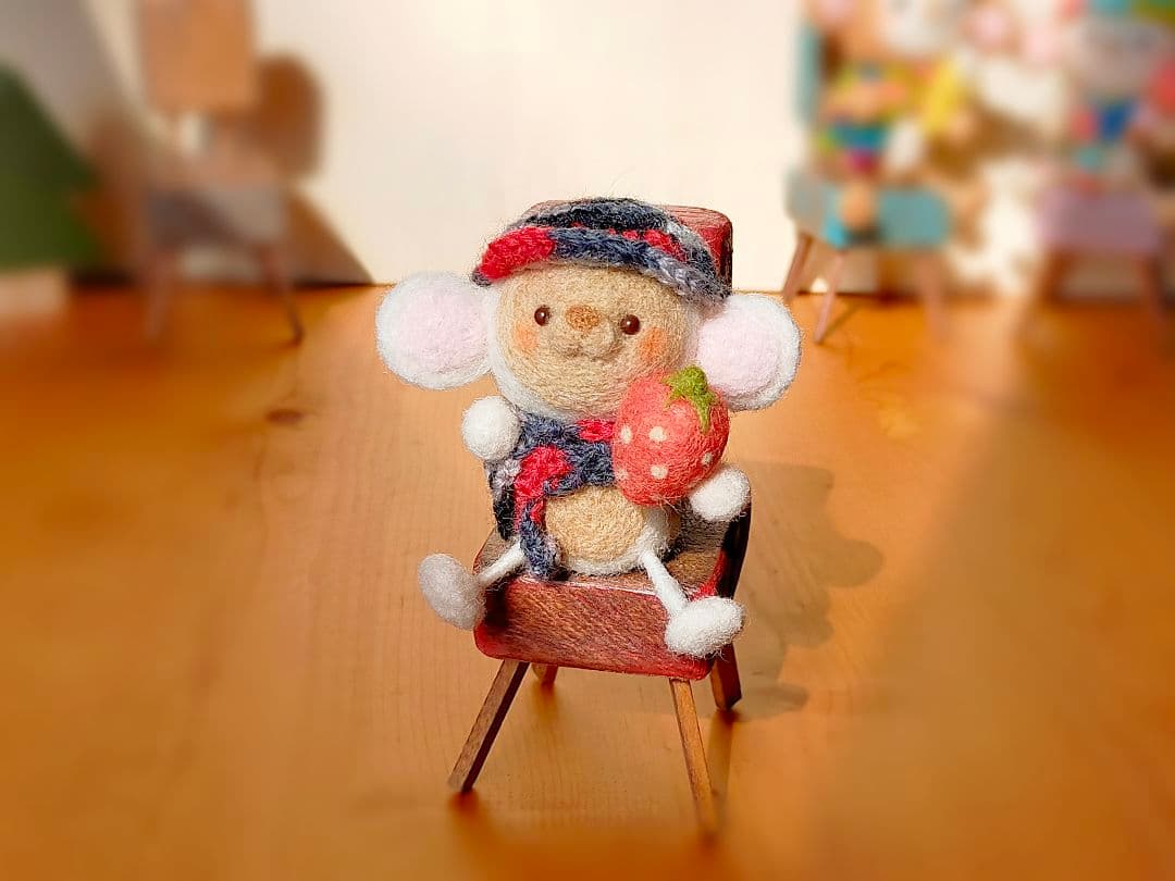 ✿羊毛フェルト✿ちっこいイスとおさるさん✿いちご✿赤✿
