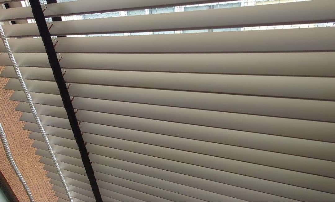 激安！美品！国内メーカー「ニチベイ」木製ブラインド　25ミリスラット