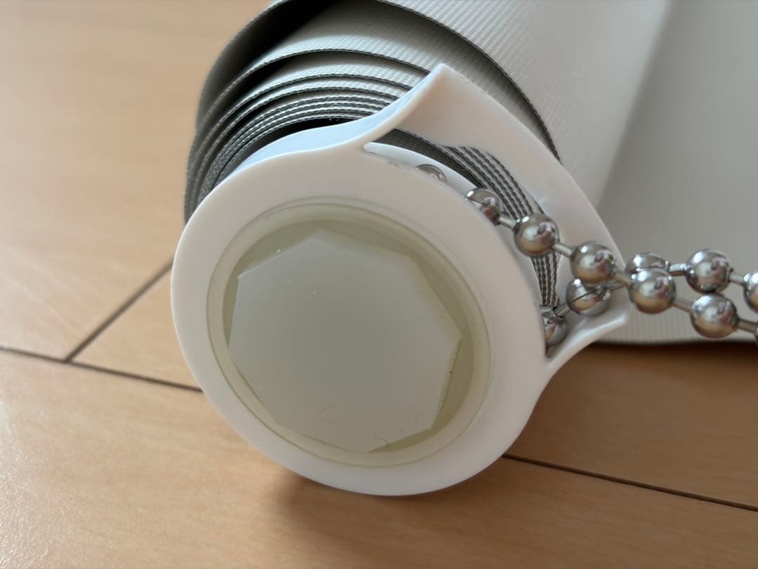 【新品未使用】TUISS 突っ張り式ロールスクリーン（防水・遮光）