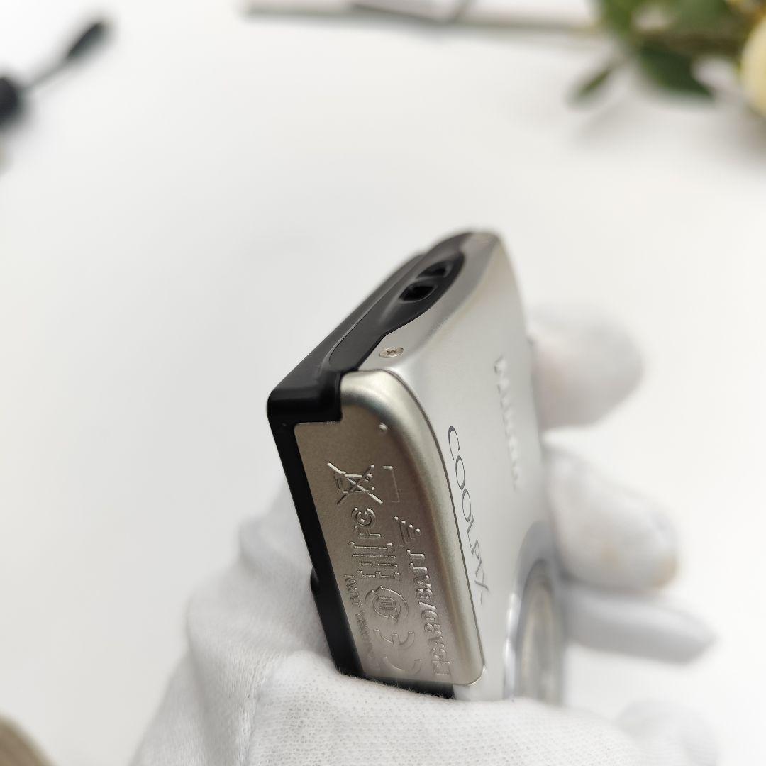 新品同様 Nikon COOLPIX A100 デジタルカメラ 光学5倍