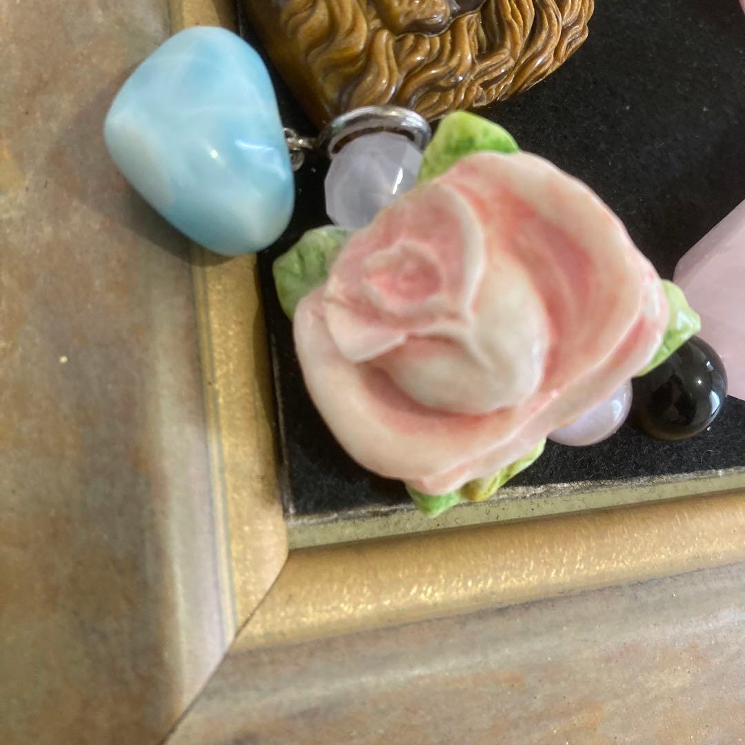 【種名　日本鹿の角】 オリジナル彫刻⭐️プリンセスローズと野獣⭐️ 虎目石　☆匿名☆