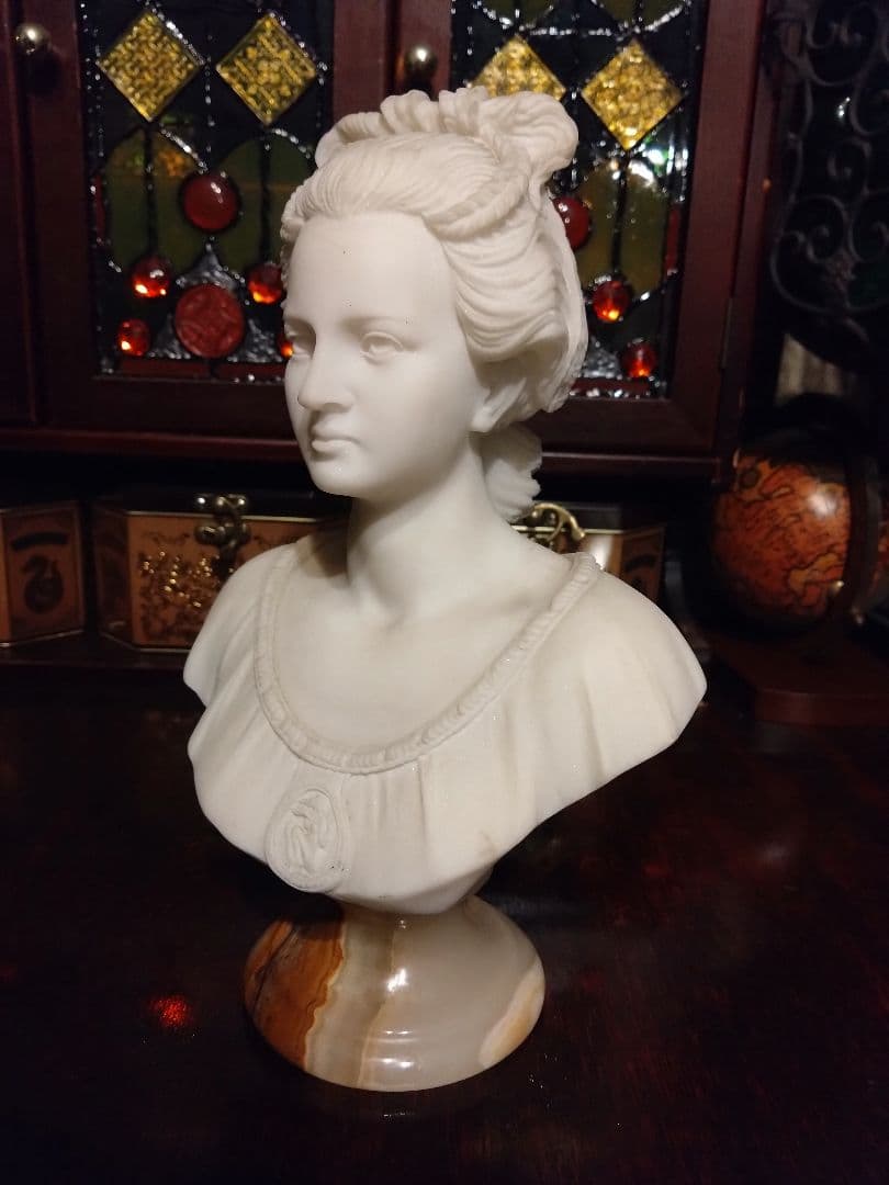 女性　胸像　大理石